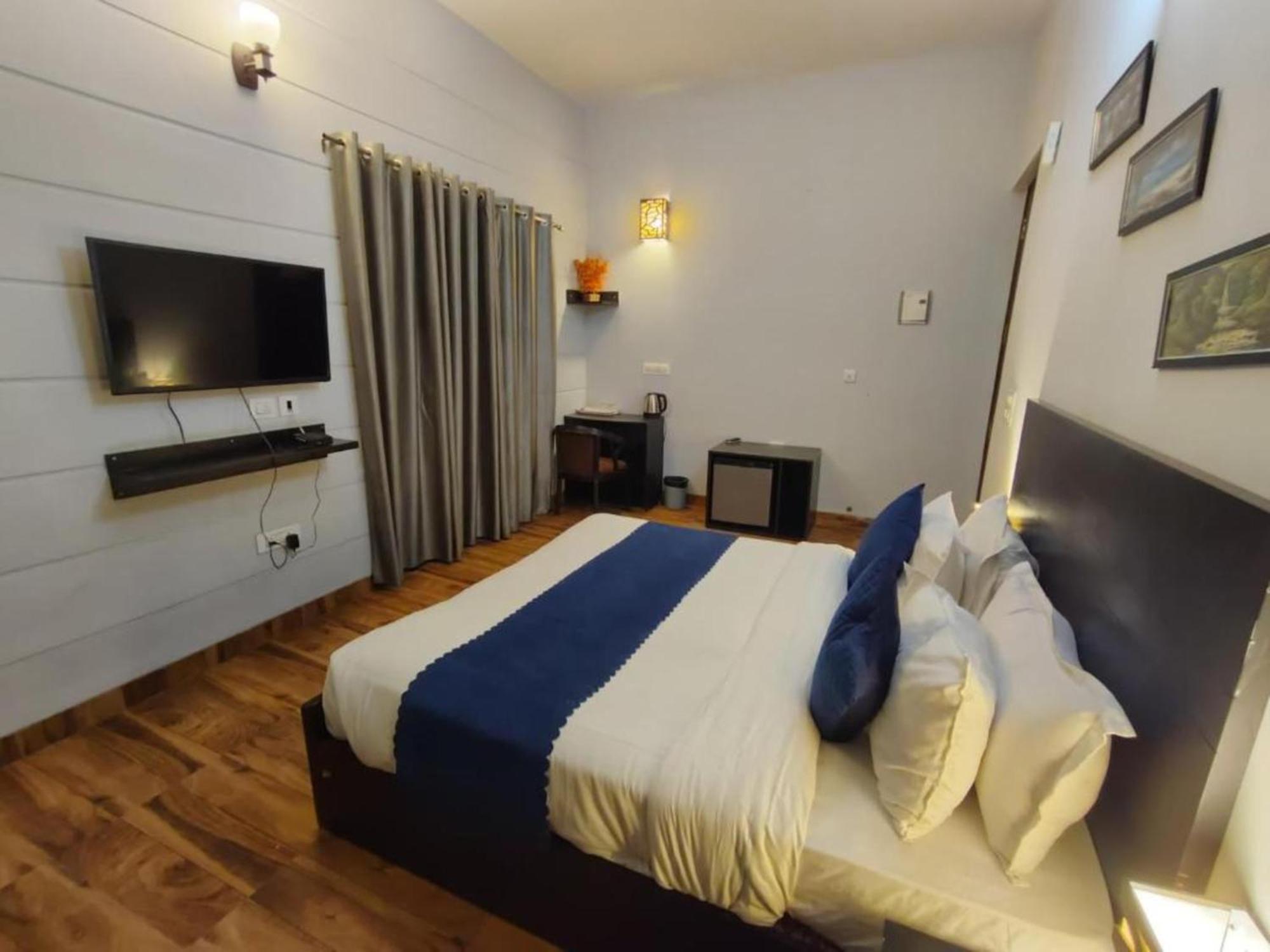 Vrindavan Dreams Hotel And Suites Ngoại thất bức ảnh