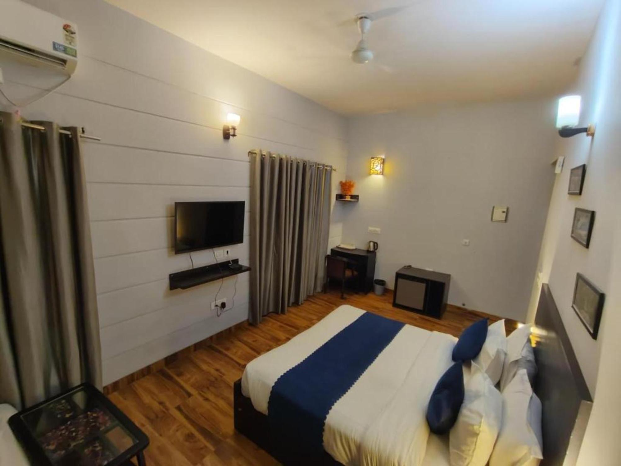 Vrindavan Dreams Hotel And Suites Ngoại thất bức ảnh