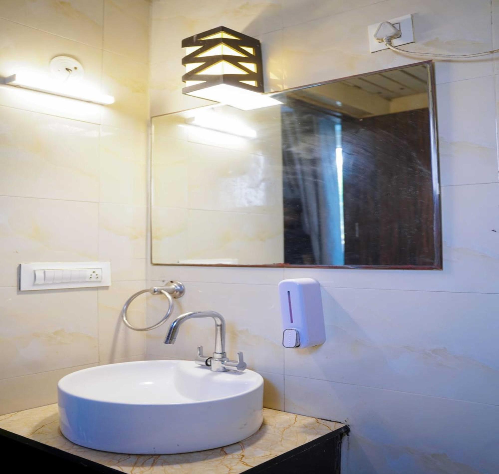 Vrindavan Dreams Hotel And Suites Ngoại thất bức ảnh