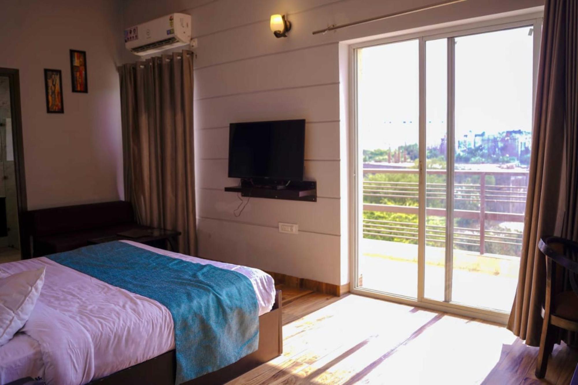 Vrindavan Dreams Hotel And Suites Ngoại thất bức ảnh